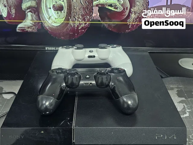 بلايستيشن 4 بحاله جيده / PlayStation 4 in good condition