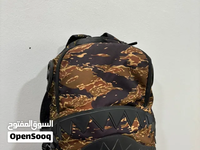شنطه Sprayground مستعمله استعمال خفيف جدا ممتازه ما فيها اي مشاكل باعتبار جديده للتواصل على الخاص.