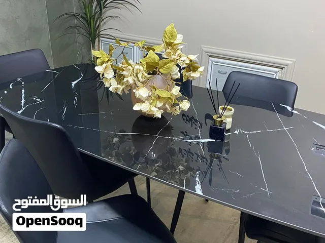 طاولة سفرة شبه جديده استعمال خفيف البيع بسبب السفر