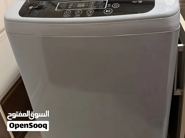 غسالة ملابس LG نظيفة