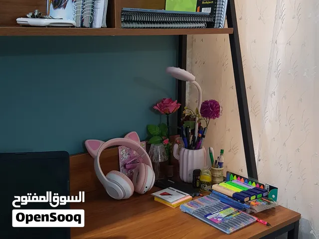 مكتب دراسي مودرن مع أرفف وتصميم حديد مميز القياسات .الارتفاع: 140 . العمق: 47 العرض :120