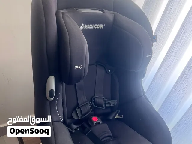 نوع المقعد: مقعد قابل للتحويل (Convertible Car Seat) يخدم الطفل في مرحلتين مختلفتين.