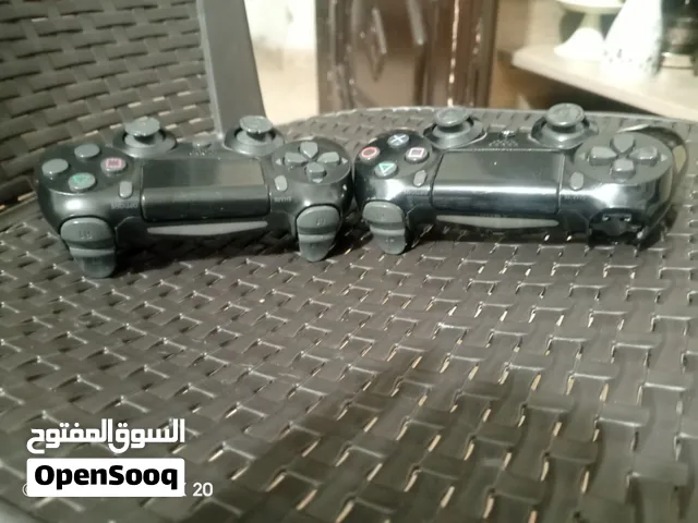 اديني بلاي ستيشن4 للبيع ايد اصليه وايد كوبي الايدين شغالات التنتين لكن الايد الاصليه فيها عطل كب