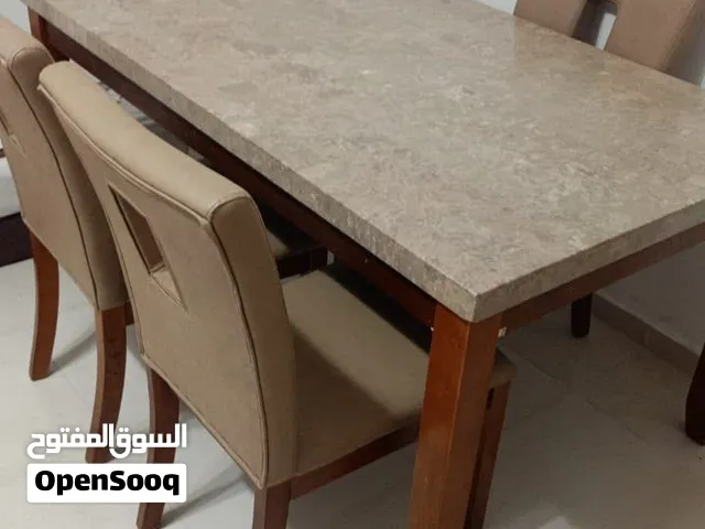 طرابيزة سفرة رخام مع 4 كراسي في حالة جيدة جدا