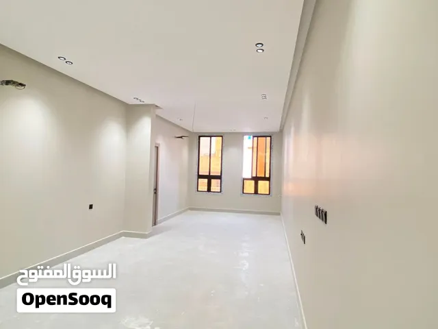 شقة 6 غرف نص دور للبيع في حي النعيم افراغ فوري