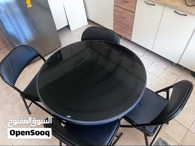 طاولة اكل وأربعة كراسي