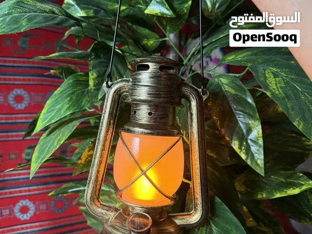 خلي أجواءك أحلى وإضاءتك جاهزة بأي وقت! فانوس LED بتصميم كلاسيكي، موفّر للطاقة ويشتغل عن طريق USB