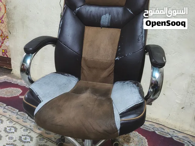 كرسي مكتبي... حالة جيدة فقط يحتالجة دوشمة بس مو ضرورية.. سعرة 50