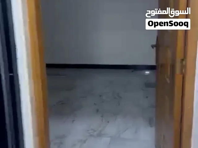 شقه طابق ارضي حي المتنبي قرب مطعم حجي حسين نهايته بمليون و100مجهزه بسبالت كامله وبيه كاونتر