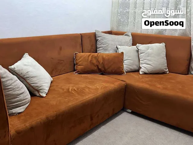 طقم كورنر حرف L صغير الحجم ولون برتقالي ترابي مريح لجلسات الصغيره