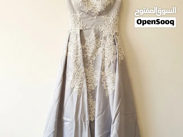 فستان سواريه فضي أوف شولدر مطرز بحالة ممتازة