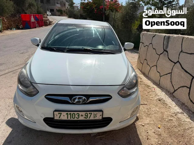 سيارة هاينداي اكسنت  اربع غيار  للبيع  لدواعي السفر .