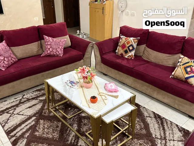 طقم كنب لون خمري وبيج مستعمل 9 مقاعد