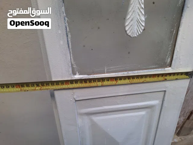 باب حديد لون ابيض  حديد اصلي مع حلق فيها شباك زجاج ارتفاع 2 متر العرض 1 متر  حالته ممتاز بدون زرفيل