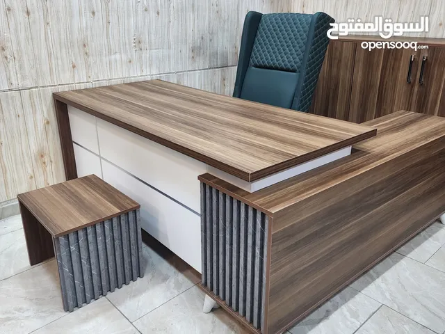 مكتب مدير مع جانبية ادراج وطاولة عرض مميز من لامينيت للأثاث المكتبي توصيل مجاني داخل عمان