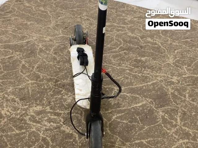 سكوتر كهربائي الأولى 30 السرعة الثانية 60 السرعة الثالثة 90.   د اسوم 200