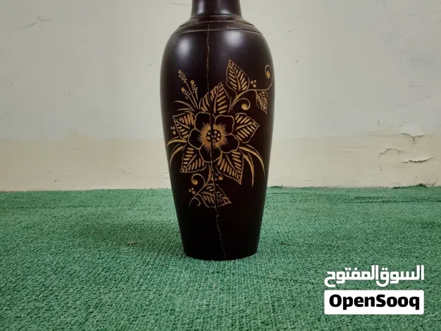 مزهرية زهور بالينيزية منحوتة يدويًا من خشب المانجو باللون الأحمر الداكن.