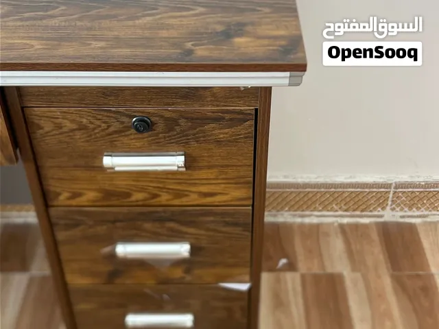 السلام عليكم مكتب للبيع مستعمل شهرين