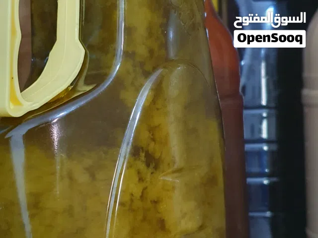 نشتري فقط زيت زيتون قديم او مستعمل لا يصلح للاكل ..فقط للصابون