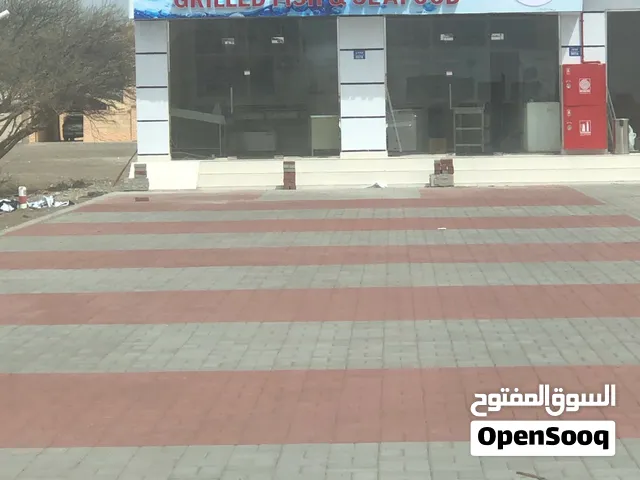 محل بيع وشوي الاسماك والماكولات البحرية للبيع في صحار سيح المكارم