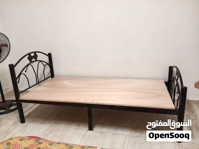 سرير أطفال فولاذي جديد تماماً مع دعامة خشبية