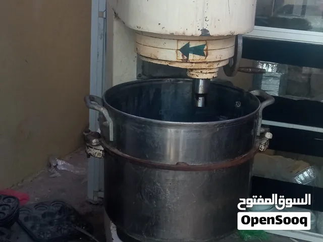 خلاط كيك كبير مع اكثر من 200 قالب كيك اشكال واحجام مختلف