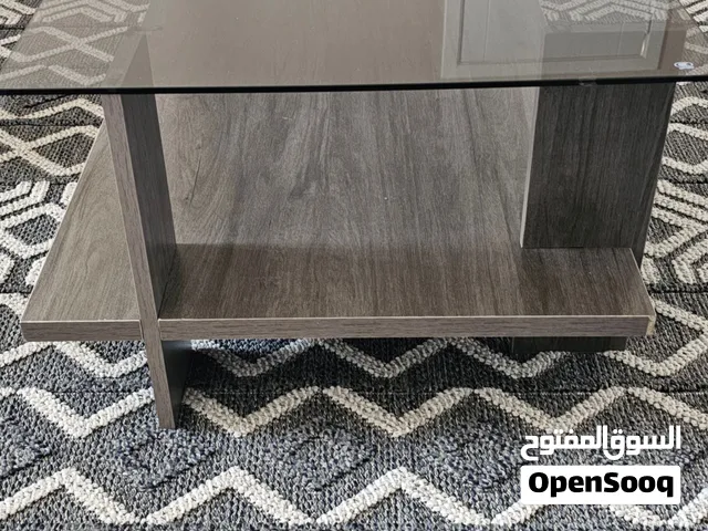 طاولة صالة للبيع، بتصميم أنيق وعصري، مناسبة لغرفة المعيشة أو المجلس.