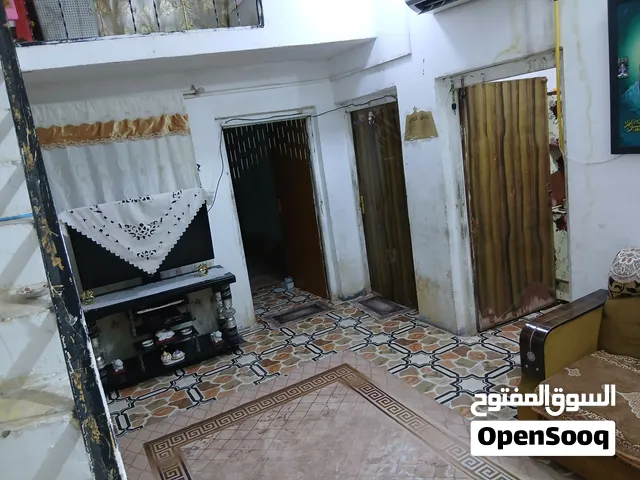 سلام عليكم الدار للبيع مساحه 130 متر قرب الجسر الايطالي   عدد الغرف 2 صاله ومطبخ وديوانيه