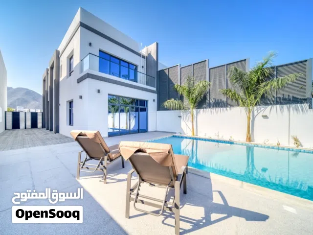 للبيع فيلا فخمه دبا الفجيره علي البحر طابقين مؤجره شركة 5000قدم حوض سباحه 4 غرف ماستر