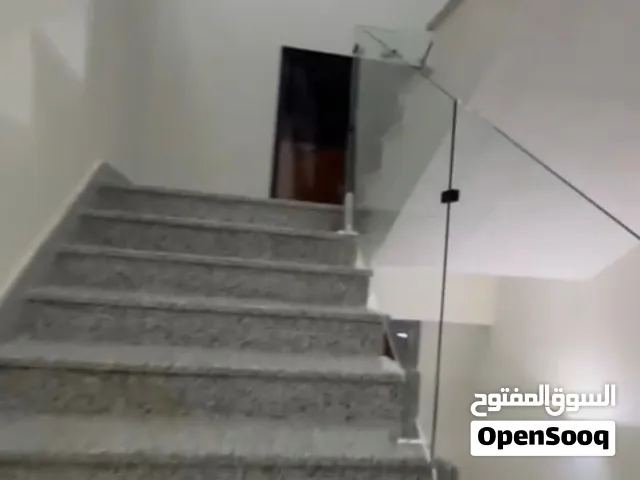 فيلا فيها  10 غرف بالحمامات حديثة