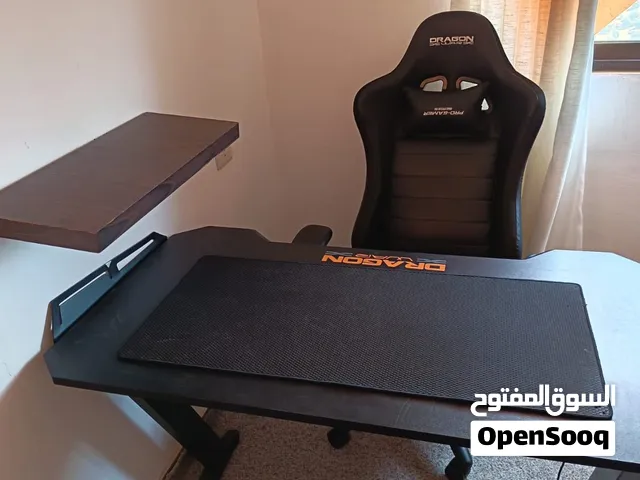 كرسي ومكتب للبيع في حال الوكاله