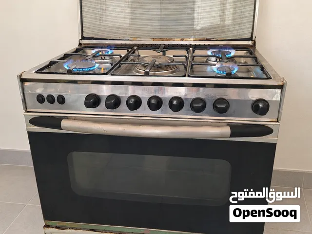 غاز 5 عيون وفرن واسع بحالة جيدة