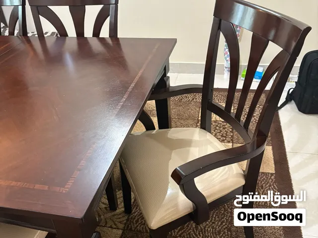 غرفة طعام مع دولايبها