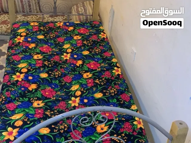 سرير حديد بالخشب مستعمل نظيف ما في شي جديد و كبت نظيف مستعمل