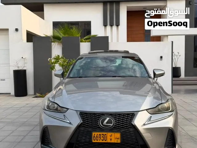 لكزس IS 200 2017 مرخصة بالتشطيب الرياضي مع حساسات وفتحة بانوراما