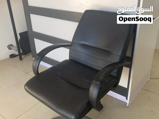 مكتب استقبال و كرسي جلد