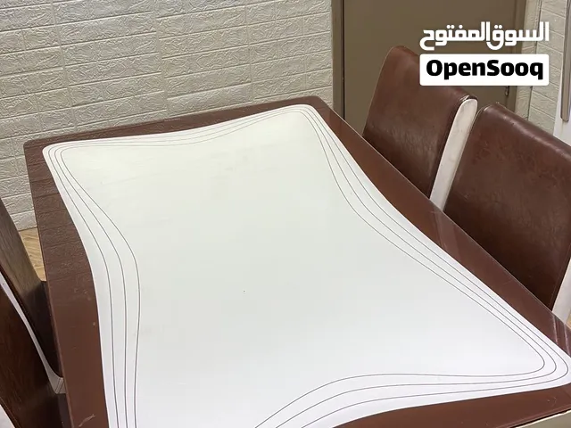 للبيع طاوله طعام لاربع اشخاص مستعمله