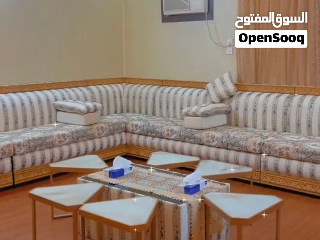 طاولة كبيره وكنب مجلس كامل