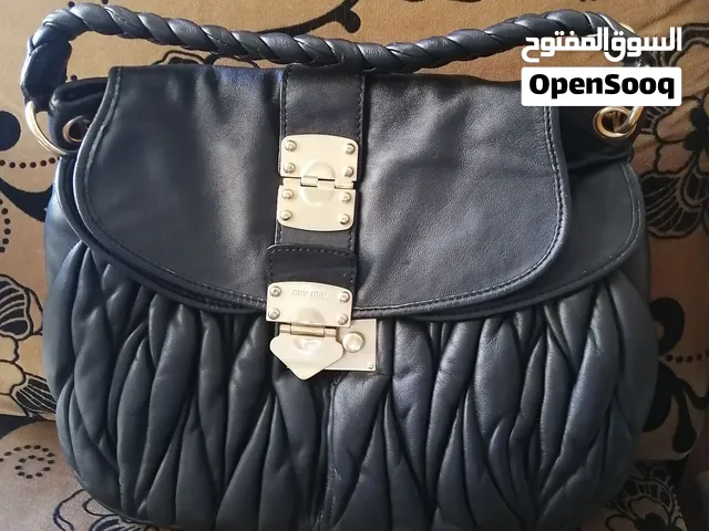 حقيبة Miu Miu الأصلية من الجلد المُجعّد الفاخر، بتصميم أرشيفي كلاسيكي مميز مع أقفال. استخدام بسيط