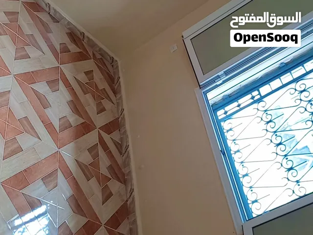 منزل للبيع 100متر مربع طابق سفلي مجهز والطابق الاول والسطح قيد التشغيل