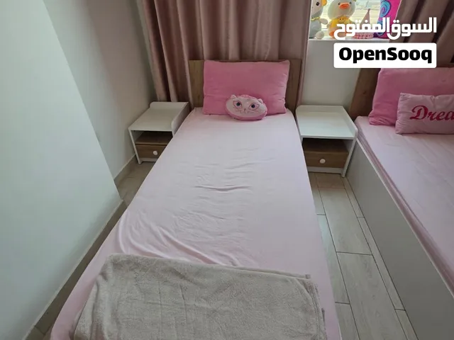 غرفة اطفال مع مكاتب دراسة