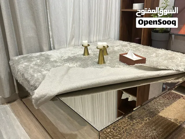 طاولة كبيره من أبيات مع طاولتين تقديم قزاز