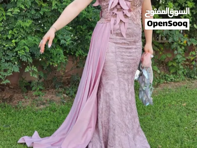 فساتين طويله للاعراس ملبوسه مره واحده  للبيع