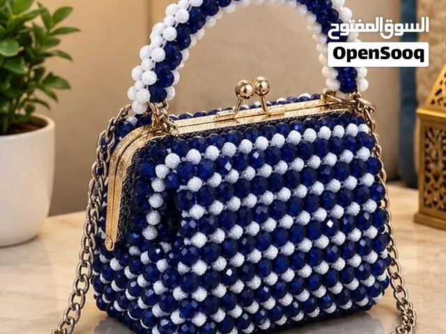 Sac à main perlé artisanal – Bleu marine & Blanc – Élégant avec chaîne
