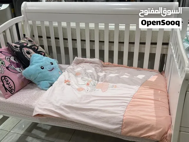 للبيع سرير اطفال نظيف جدا