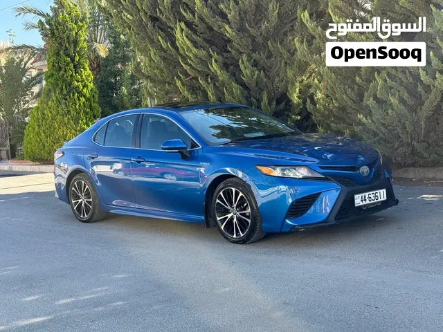 تويوتا كامري  2019 لون ازرق ببسي فحص 2جيد امامي وقصعات خلفي فل الفل بفتحه بسعر مغري قابل للبدل