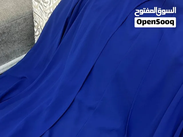 فستان مناسبات لون ازرق رهييييييييييبه وانيقه تعطي تفاصيل روعه بها زري جامات قطعتين ساده بدون اكمام