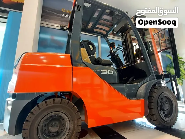 رافعات شوكية ديزل وكهرباء وغاز مسال جديدة، جاهزة للتصدير من دبي