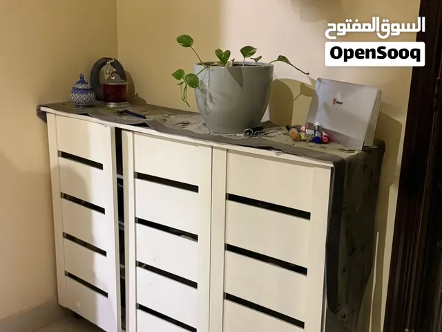 قاعده تلفزيون خشبيه بحاله جيده و مخزن احذيه