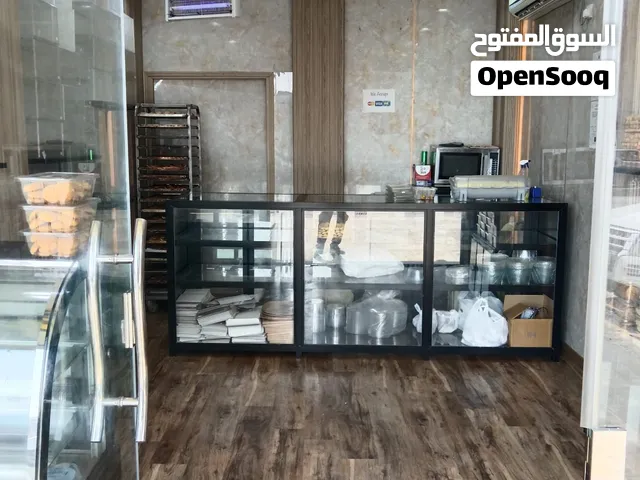 للبيع معرض حلويات ومعجنات بالسالمية، جاهز للتشغيل بموقع مميز مقابل المطافي. المساحة 40 متر، مجهز وجا